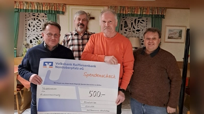 1. Vorsitzender Josef Kick übergibt zusammen mit 2. Vorsitzenden Hans Sauer und Kassier Josef Singer den Spendenscheck an Stadtpfarrer Dekan Alexander Hösl  (Bild: Gerhard Pohl)