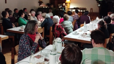 Bei Kerzenschein lauschten die Besucherinnen den Geschichten von Margit Stich.  (Bild: Eva Hoffmann)
