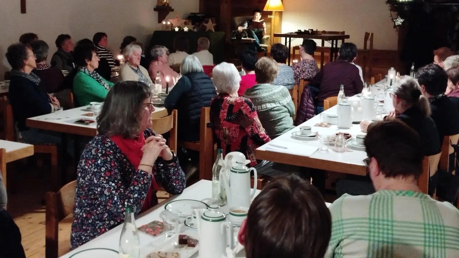 Bei Kerzenschein lauschten die Besucherinnen den Geschichten von Margit Stich.  (Bild: Eva Hoffmann)
