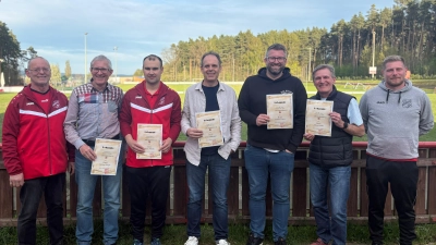 Geehrte Mitglieder und Vorstand FSV Gärbershof (v. links Andreas Wiesner 1.Vor., Günter Zenger, Renat Abildin, Peter Hilburger, Fabian Lotter, Albert Ströhl, Fabio Stammler 2.Vor.) (Bild: Erwin Herbert)