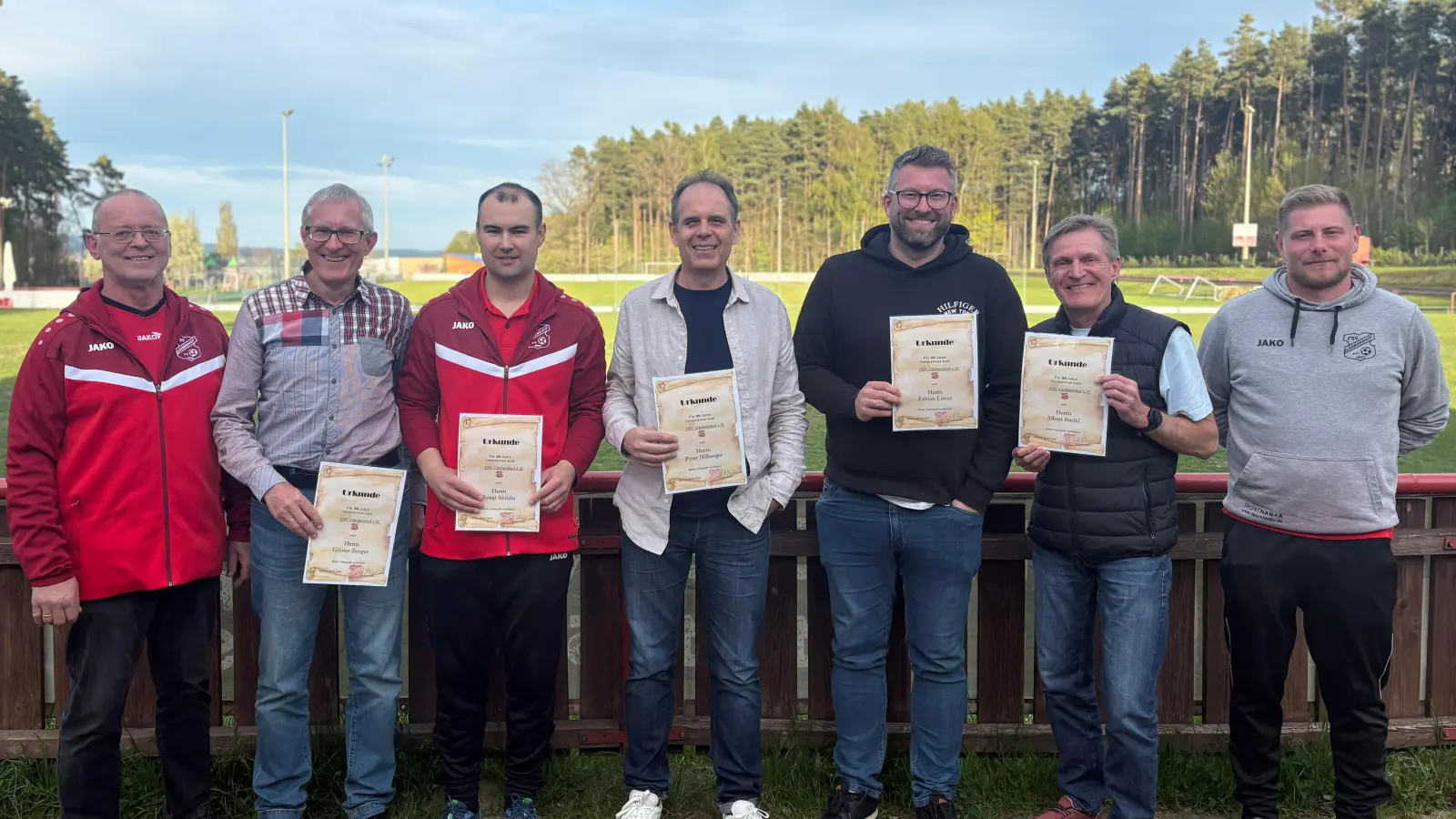 Geehrte Mitglieder und Vorstand FSV Gärbershof (v. links Andreas Wiesner 1.Vor., Günter Zenger, Renat Abildin, Peter Hilburger, Fabian Lotter, Albert Ströhl, Fabio Stammler 2.Vor.) (Bild: Erwin Herbert)