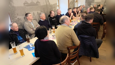 Über einen starken Besuch freute sich die CSU Speinshart beim kommunalpolitischen Frühschoppen im Haus der Dorfkultur. Bei einer Weißwurst-Brotzeit und Freibier bot sich für die Gemeinderats- und Kreistagskandidatinnen und Kandidaten mit Blick auf die Kommunalwahl die Möglichkeit, sich persönlich vorzustellen. (Bild: Robert Dotzauer)