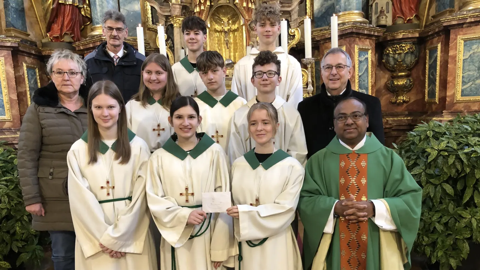 Die erfreuten Schlichter Ministranten nach ihrem Dienst in der Sonntagsmesse mit der Spende aus dem Straßenfest. Links Werner Rieger mit Frau Manuela und rechts Pfarrer Hruday Madanu und Josef Stauber.  (Bild: Christian Trummer)