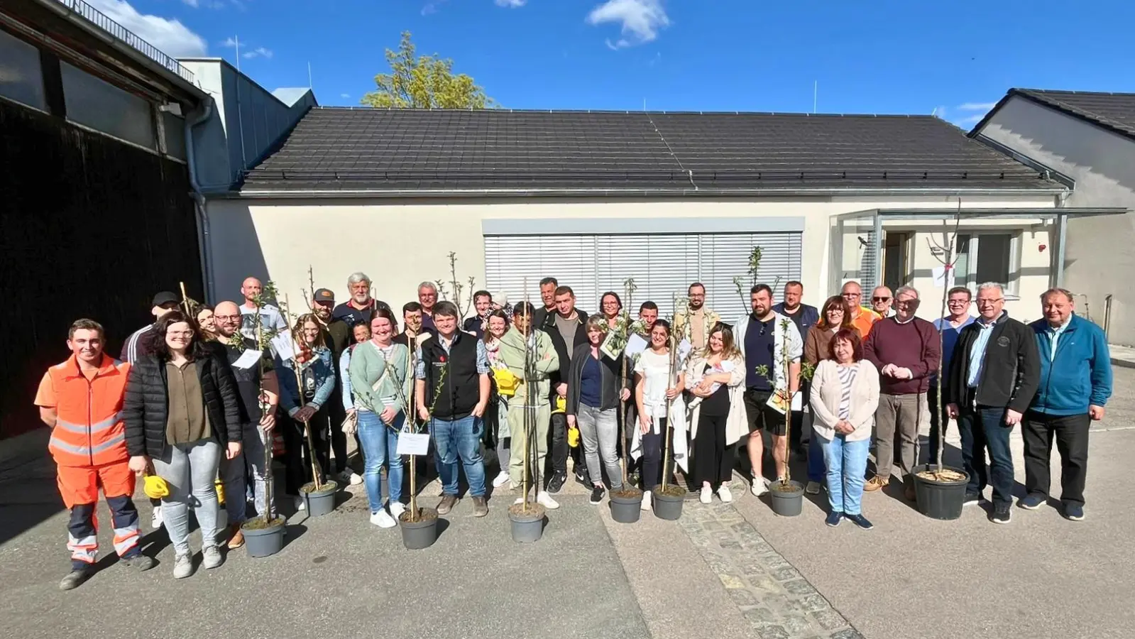 Bei bestem Wetter nahmen die Schwandorfer „Neu-Hausbesitzer” ihre Obstbäume ist Städtischen Bauhof entgegen. (Bild: Andreas Hofmeister)