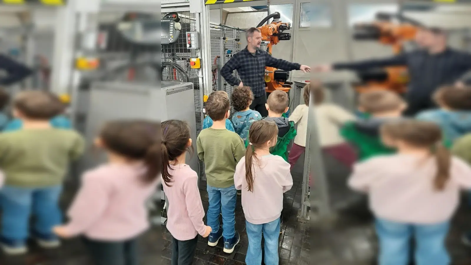 Kinder kriegen ein Führung durch die Läpple Automotive GmbH. (Bild: Aliyah-Chiara Konniger)