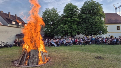 Erstmals brannte die Kolpingsfamilie Pfreimd das traditionelle Johannisfeuer im Garten des Jugendheims am. Dazu wurde extra eine permanente Feuerstelle geschaffen. (Bild: Georg Hirmer)