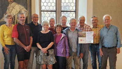 Die an der Veranstaltung im Rathaussaal Anwesenden vom Team „Die Bergstadtboten” mit der Urkunde für den dritten Platz in den Händen von Team-Captain Franz Beyerlein. (Bild: Stephanie Meiler)