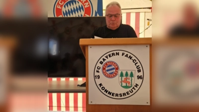 Alois Hümmer bei seinem Rückblick über 30 Jahre Bayernfanclub Konnersreuth (Bild: Sabine Andritzky-Ulrich)
