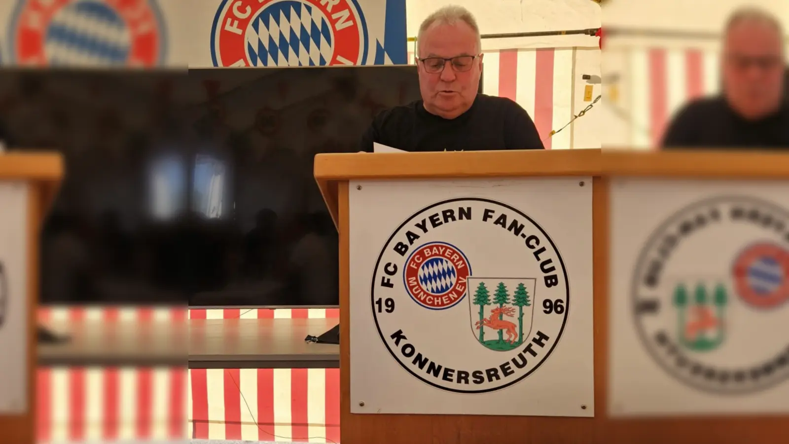 Alois Hümmer bei seinem Rückblick über 30 Jahre Bayernfanclub Konnersreuth (Bild: Sabine Andritzky-Ulrich)