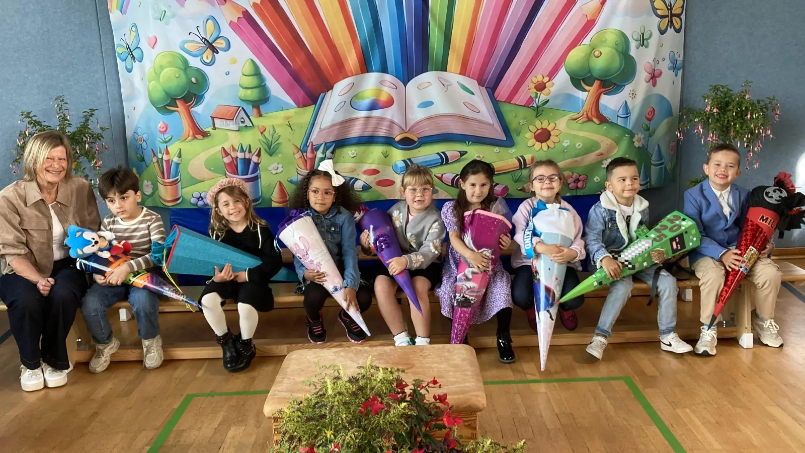 Klasse 1c der Albert-Schweitzer-Schule mit ihrer Klassenlehrerin Elisabeth Kneidl. (Bild: Petra Bayer)