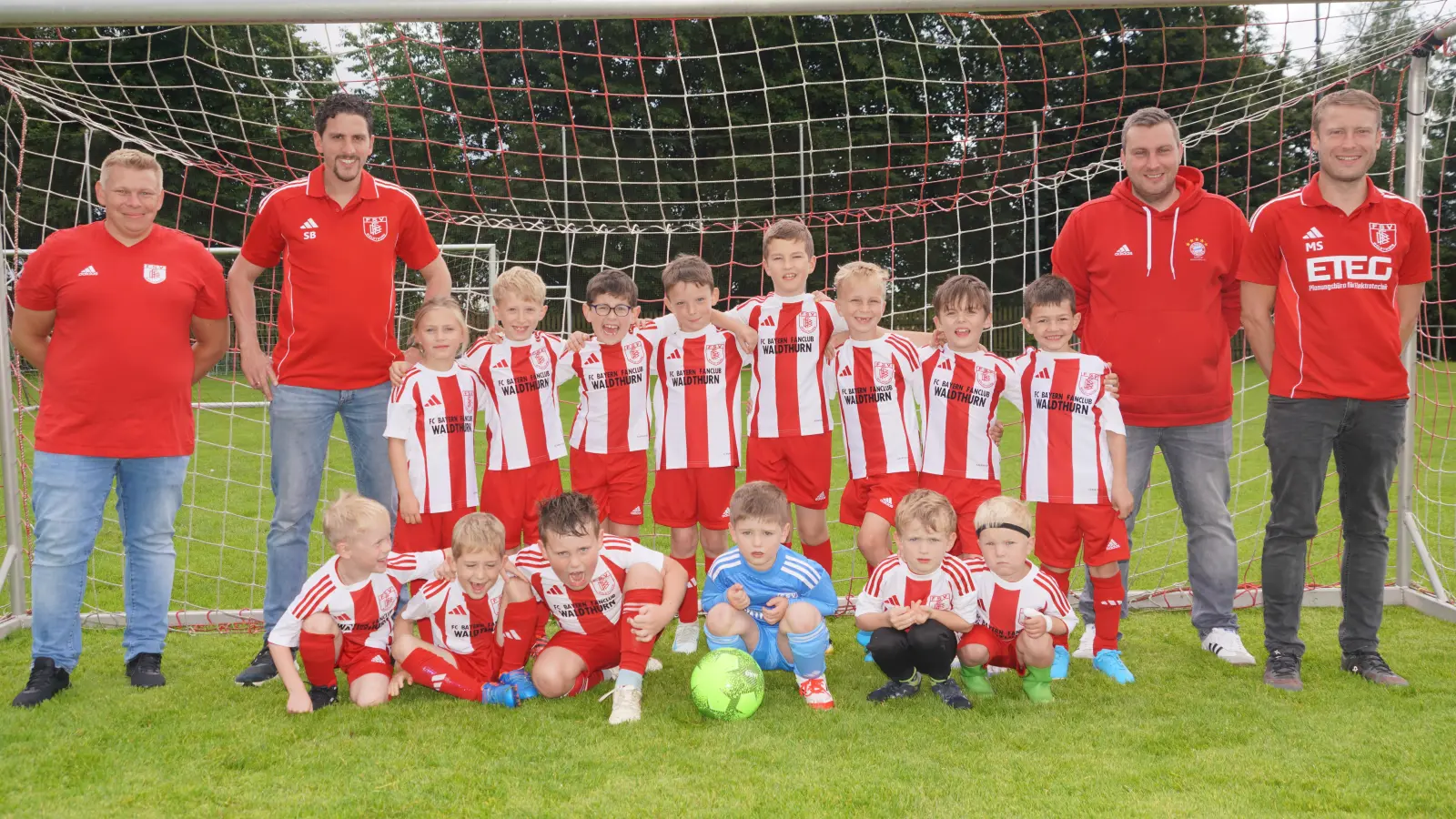 Im Bild von links die beiden Trainer Christian Druf und Stefan Bruischütz, die FSV U9 Mannschaft und die beiden FC Bayern Fanclub Waldthurn - Vorsitzenden Florian und Matthias Scheck. (Bild: Franz Völkl)