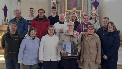 Gruppenfoto des Pfarrgemeinderates mit Caroline Mayer. (Bild: Cordula Höfler)