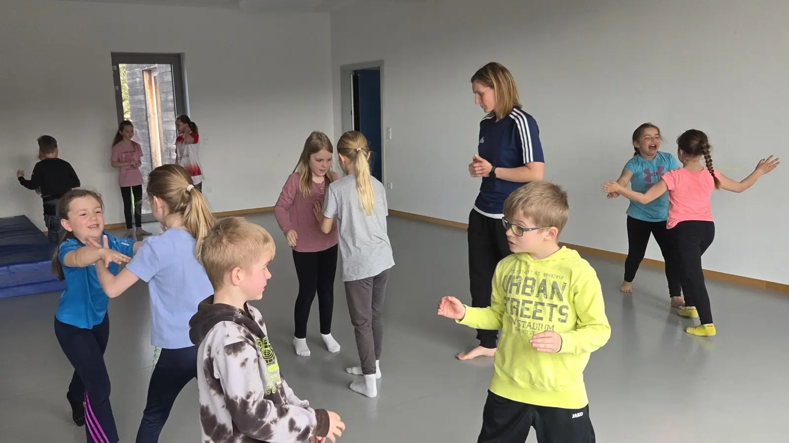 Die Kinder üben eine Abwehrtechnik unter Anleitung von Erika Koller. (Bild: Sandra Beer)