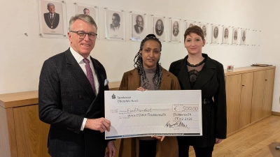 Bürgermeister Franz Stahl (l.) bei der Übergabe des symbolischen Spendenschecks an Nardos Mehalu Besemahu (M.). Rechts im Bild: Sarah Matzke (Bild: Mirko Streich)