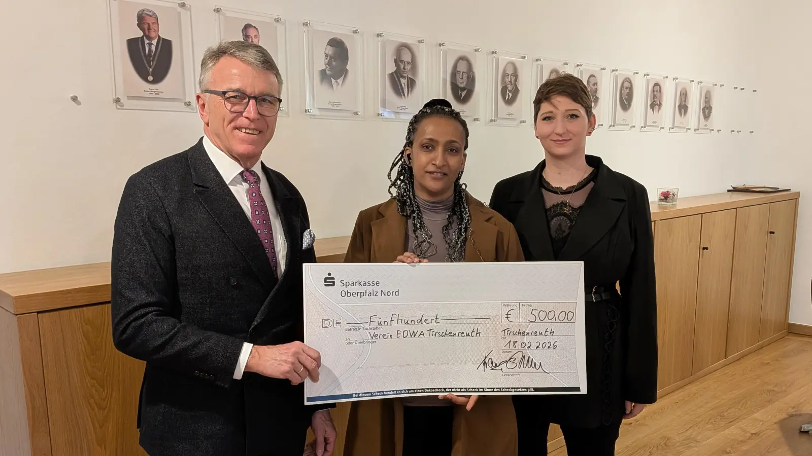 Bürgermeister Franz Stahl (l.) bei der Übergabe des symbolischen Spendenschecks an Nardos Mehalu Besemahu (M.). Rechts im Bild: Sarah Matzke (Bild: Mirko Streich)