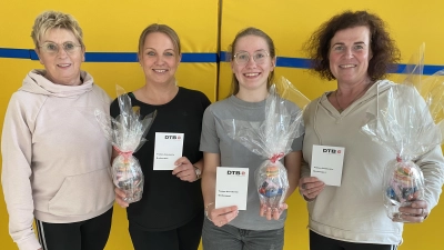 Von links: Abteilungsleiterin Anneliese Kühn mit neuen Übungsleiter-Assistentinnen Silke Schindler, Magdalena Schultes und Kirstin Schuller. (Bild: Karin Klebl)