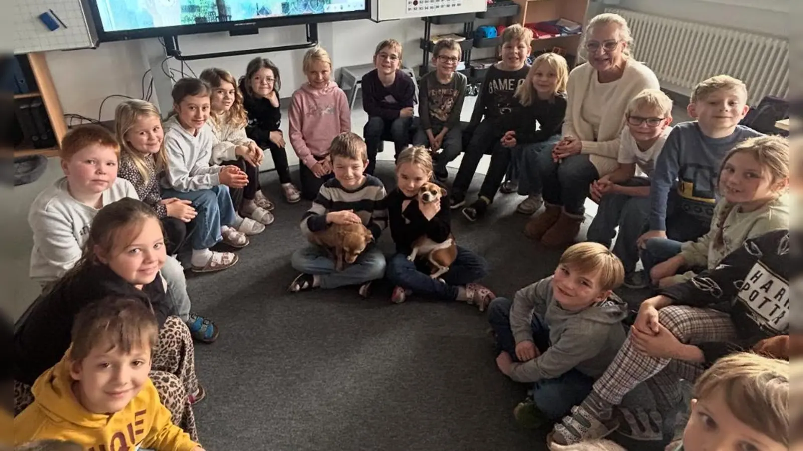 Die Kinder der Klasse 2/3a der Grundschule Konnersreuth freuten sich über den Vorlesetag und den Besuch von zwei Lesehunden. (Bild: Michaela Ponnath)