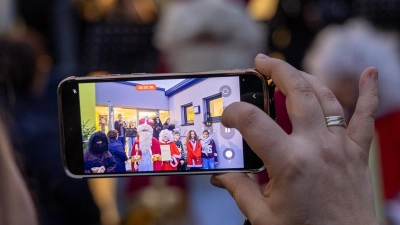 Die feierliche Eröffnung des Weihnachtsaktionstages durch die Schülersprecher wurde auch von vielen Besuchern festgehalten. (Bild: Tobias Neubert)