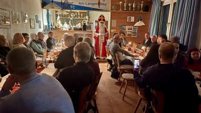 Der Nikolaus lässt das vergangene Tennisjahr Revue passieren (Bild: Christine Schmid)