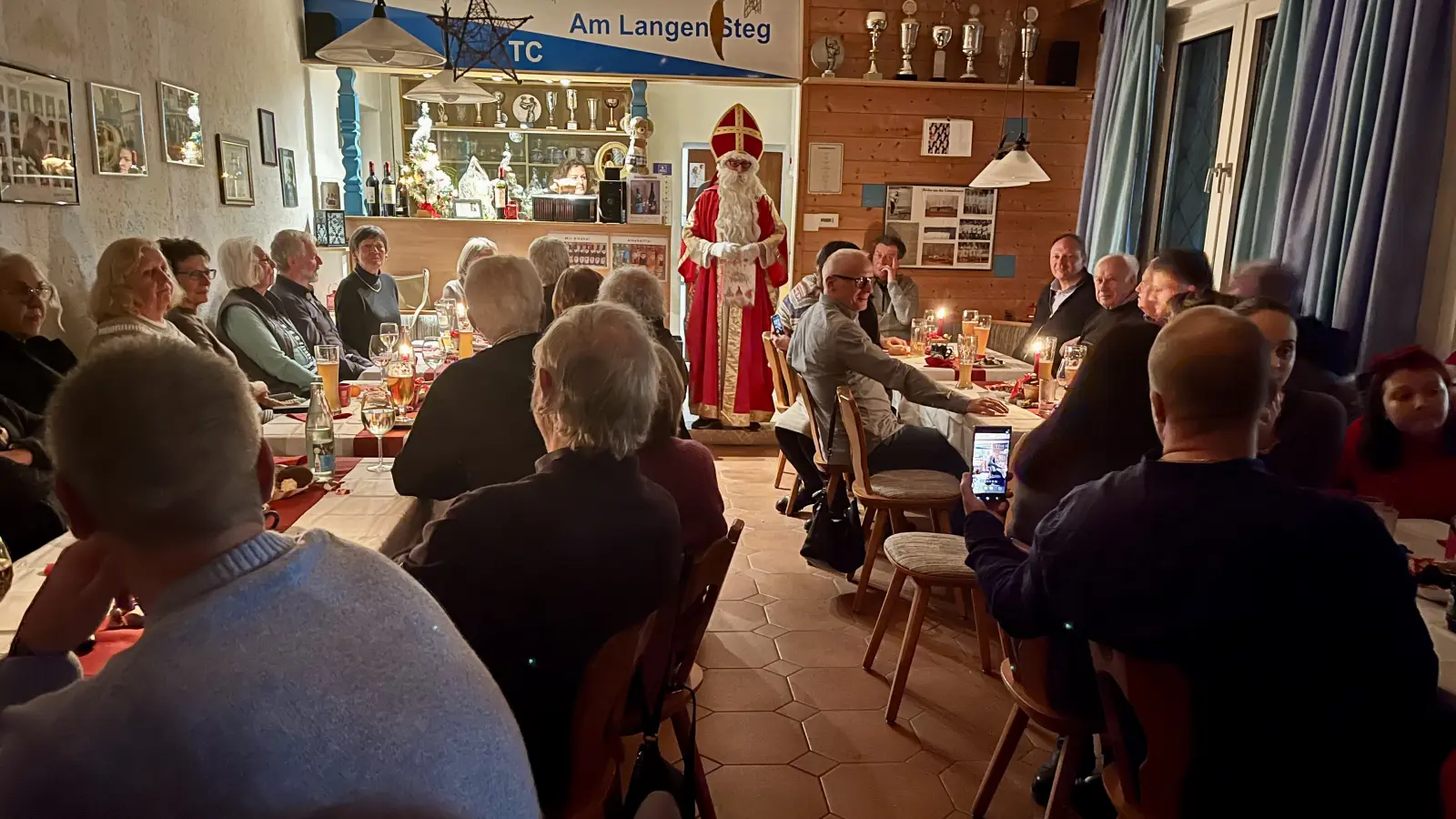 Der Nikolaus lässt das vergangene Tennisjahr Revue passieren (Bild: Christine Schmid)
