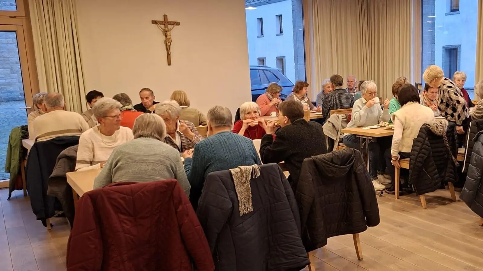 Gemütliches Beisammensein im Speiseraum Johannisthal. (Bild: Kunigunda Hanauer)