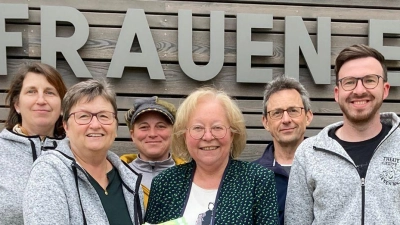 Die Theatergruppe Gebenbach spendet für den SkF (hinten, von links): Renate Scherer-Mende, Sabine Lindner und Hans Kick; vorn (von links): Gerlinde Piehler, Marianne Gutwein und Sascha Hentschke. (Bild: Gerlinde Piehler/exb)