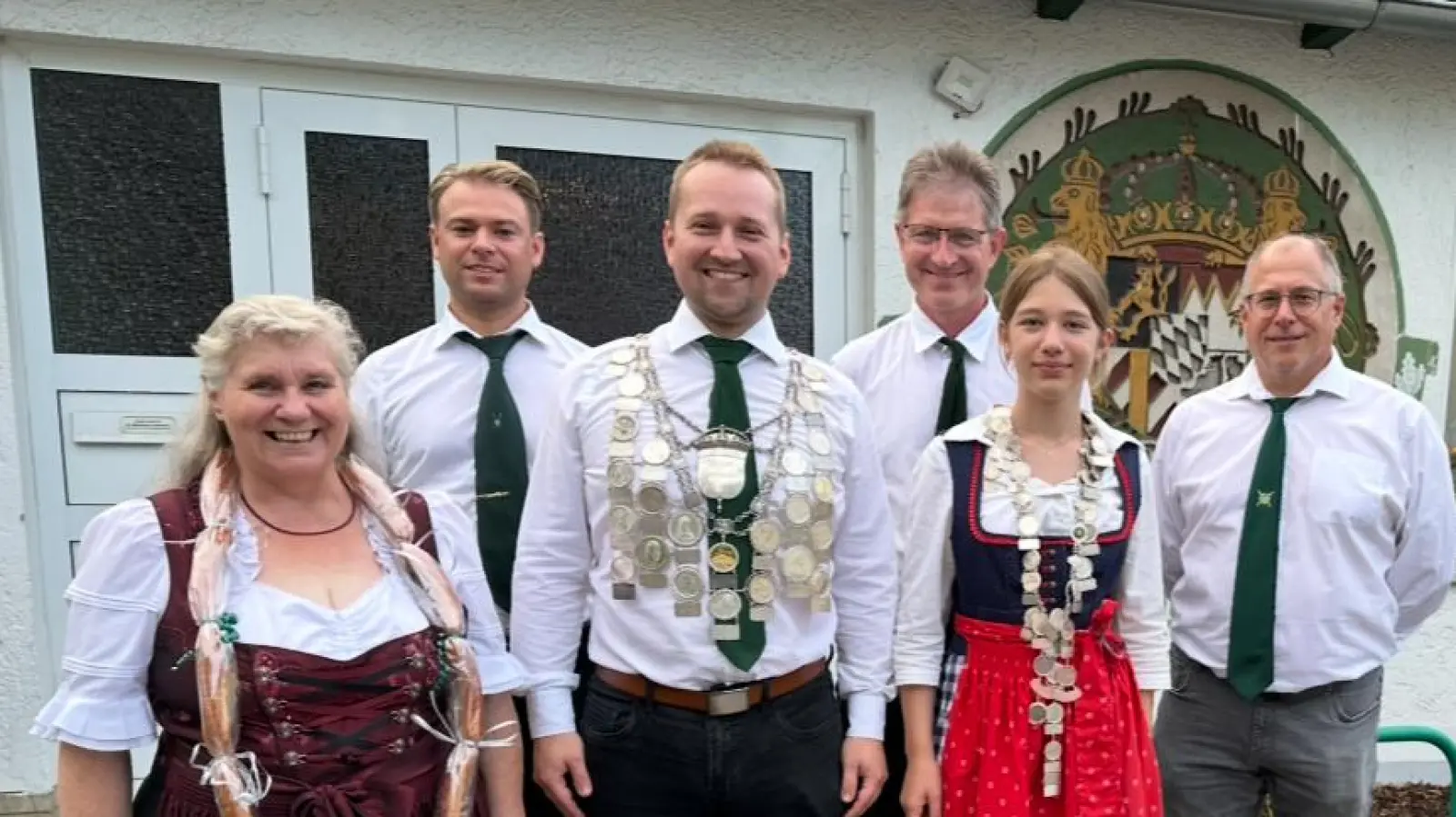 von links Vorjahresschützenkönigin Petra Franke, Karl Krasser, neuer Schützenkönig 2025 Christian Schneider, Ernst Hampel, Jungschützenkönigin Amanda Steger, 1. Schützenmeister Peter Süß (Bild: Leo Grillmeier)