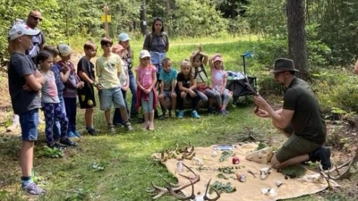 Die Kinder verfolgen mit großem Interesse die Erklärungen von Jäger Andreas Geilersdörfer (Bild: Andreas Geilersdörfer)
