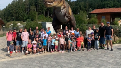 Bevor die Guppe den Park eroberte fand sie sich zu einem Erinnerungsfoto vor einem T. Rex zusammen. (Bild: Tanja Kruppa)