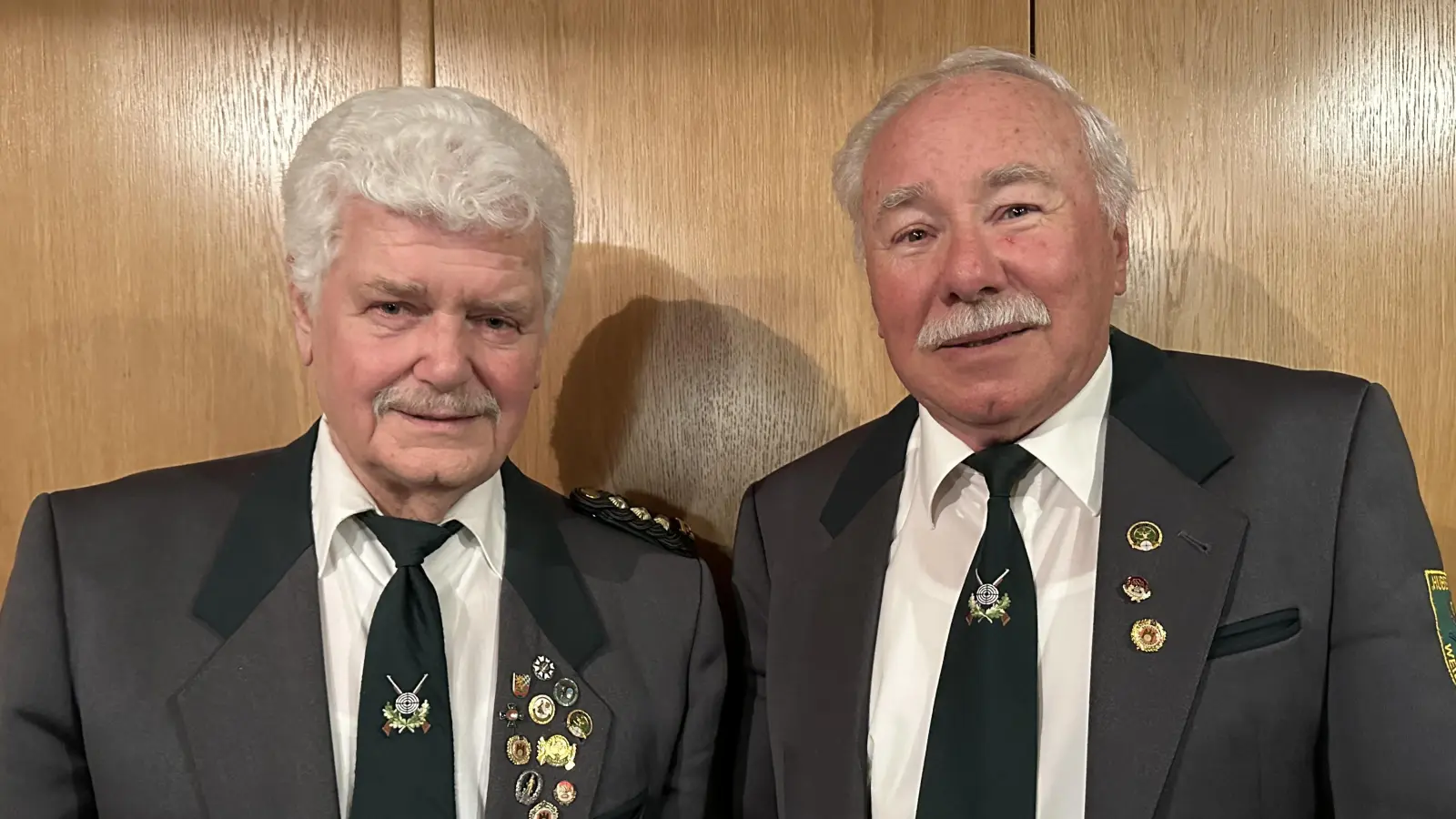 Die Geehrten: Erich Gallitzendorfer (links) und Walter Kellner (Bild: Martina Birner)