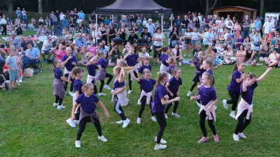 Freudige Tänze bot die IDance Kindertanzgruppe aus Störnstein/Floß. (Bild: Fred Lehner)