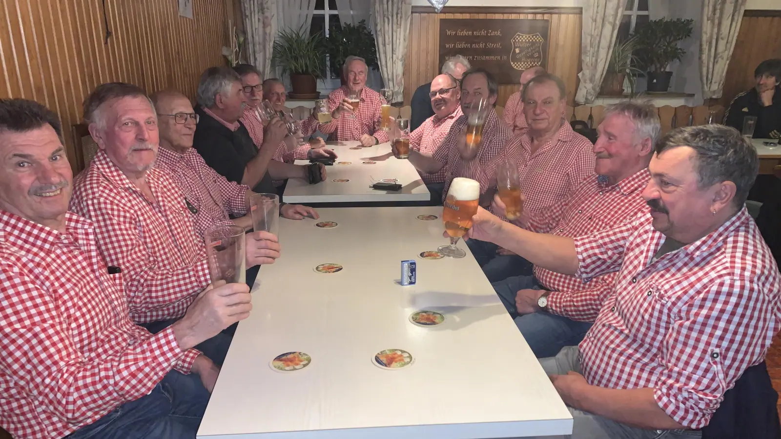 „Wir lieben nicht Zank, wir lieben nicht Streit, wir hogern in Gemütlichkeit“, so das Motto der Wurzer Hogerer. (Bild: Tom Kreuzer)