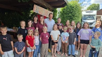 Ein Teil der wahlberechtigten Kinder mit den Jugendbetreuerinnen, Bürgermeister Stefan Grillmeier und Löwe Sammy. (Bild: Ulrike Schulhauser)