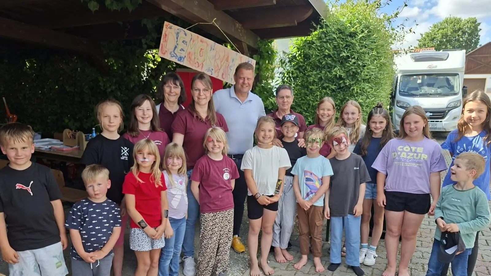 Ein Teil der wahlberechtigten Kinder mit den Jugendbetreuerinnen, Bürgermeister Stefan Grillmeier und Löwe Sammy. (Bild: Ulrike Schulhauser)