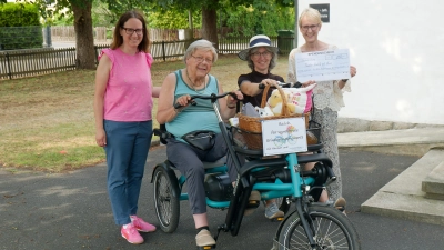 Im Bild von links nach rechts: Ulli Graber (Diakonieverein), Herr Schmer, Maria Müller, Akiko Pischulti (Diakonieverein) (Bild: Inge Dannehl)