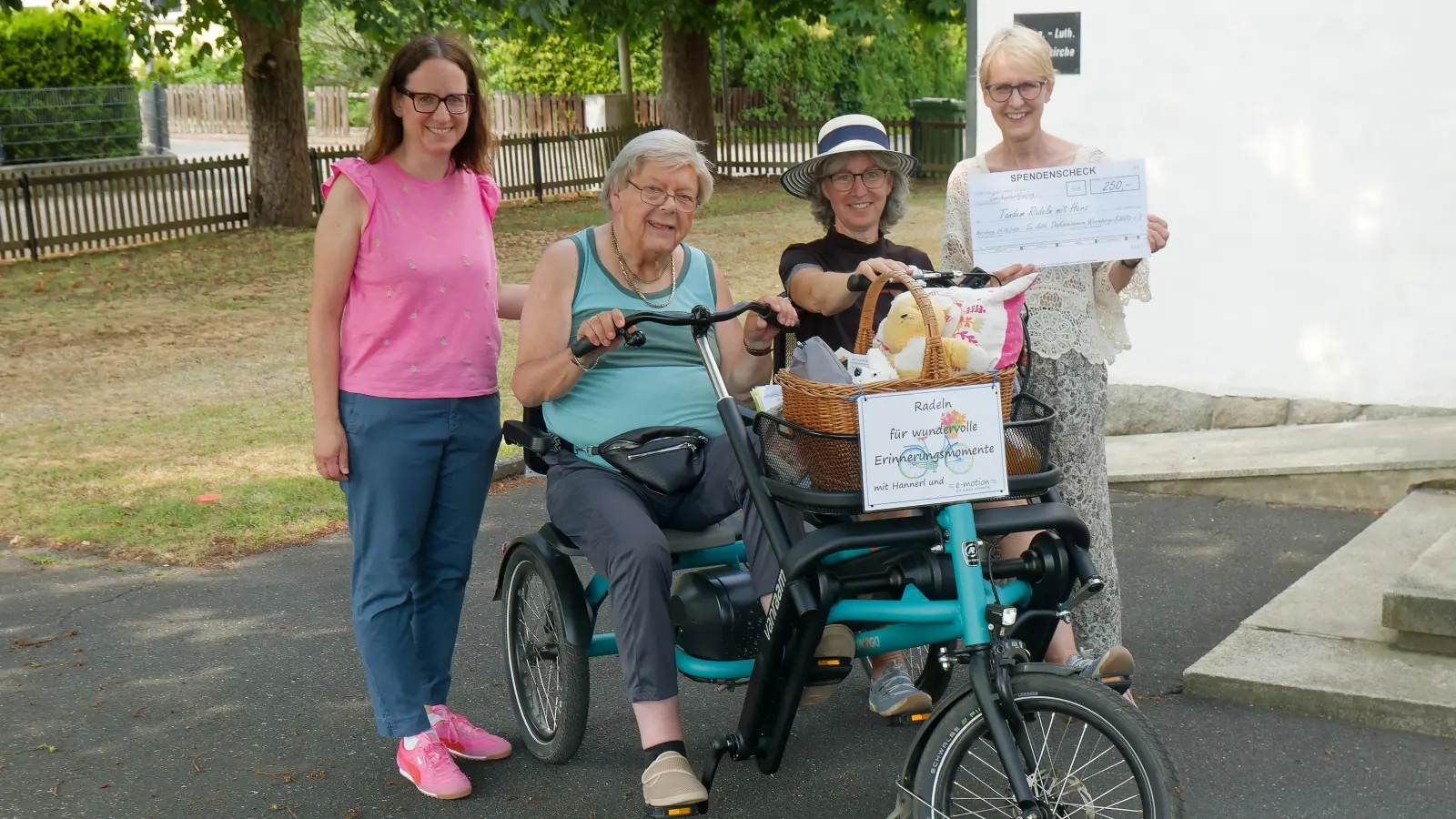 Im Bild von links nach rechts: Ulli Graber (Diakonieverein), Herr Schmer, Maria Müller, Akiko Pischulti (Diakonieverein) (Bild: Inge Dannehl)