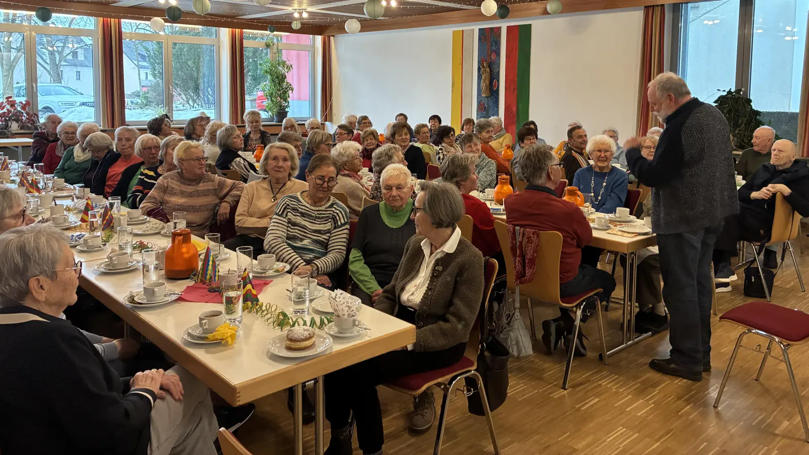 Pfarrer Alfons Forster (stehend) bei den Senioren der Pfarreiengemeinschaft Weiden - St. Elisabeth und Maria Waldrast. (Bild: Margit Konze)