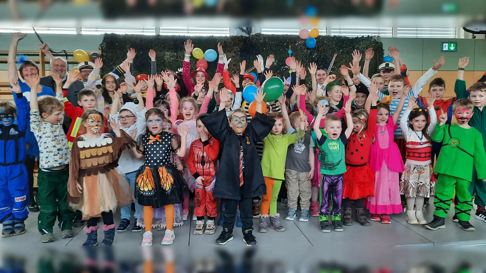 Tolle Jugendarbeit der Ammerthaler Blaskapelle. Glückliche Kinder hatten viel Spaß am Faschingskonzert. Oben links: Maria, Hofmann, daneben Bürgermeister Anton Peter. (Bild: Gerhard Doerfler)