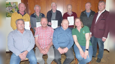 Die treuen Mitglieder, die von Vorsitzender Andrea Krapf (rechts sitzend) und Norbert Griesbacher (rechts) geehrt wurden. Für Alle, die nicht anwesend sein konnten, wird die Ehrung nachgereicht. (Bild: Sieglinde Schärtl )
