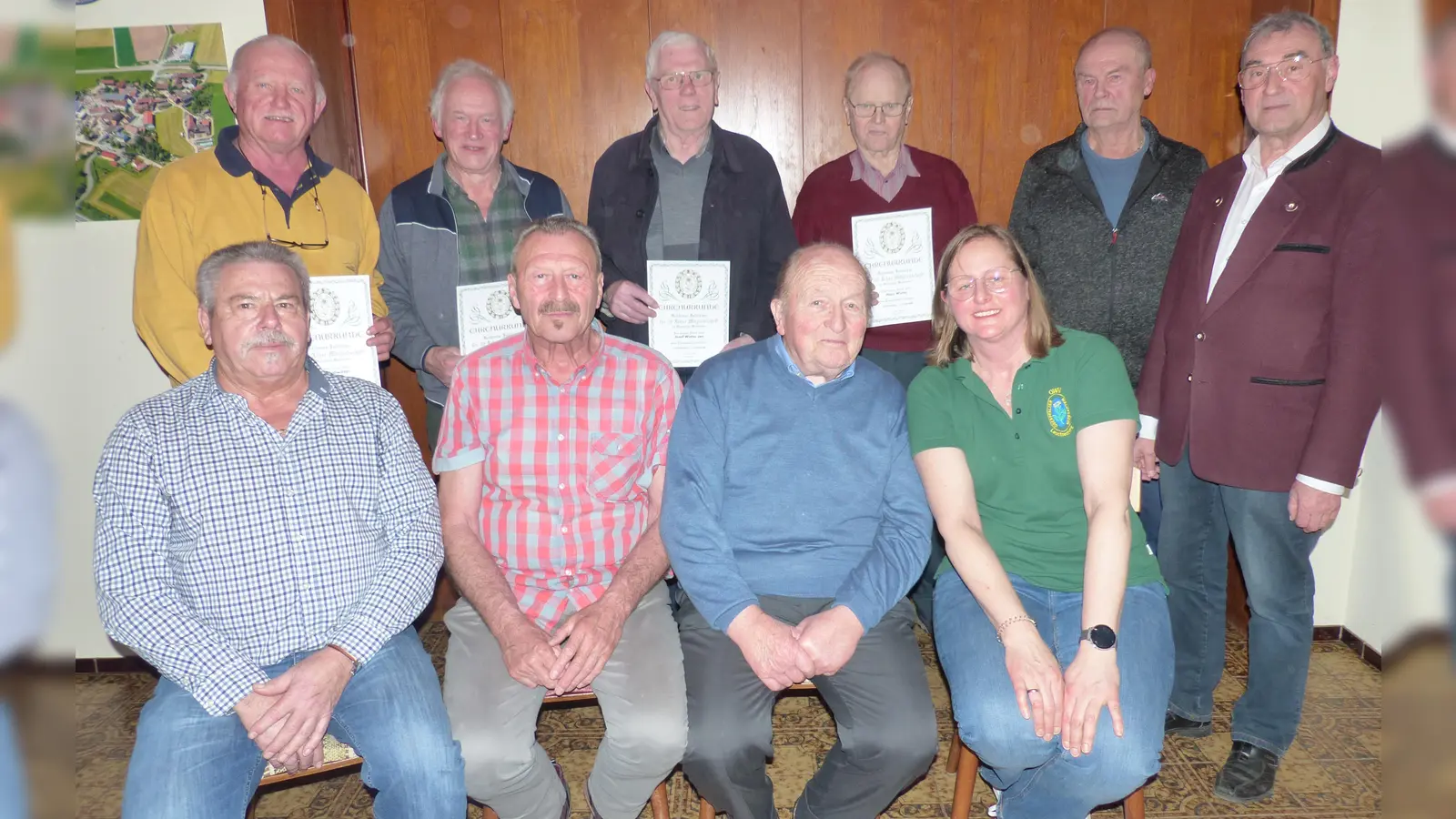 Die treuen Mitglieder, die von Vorsitzender Andrea Krapf (rechts sitzend) und Norbert Griesbacher (rechts) geehrt wurden. Für Alle, die nicht anwesend sein konnten, wird die Ehrung nachgereicht. (Bild: Sieglinde Schärtl )