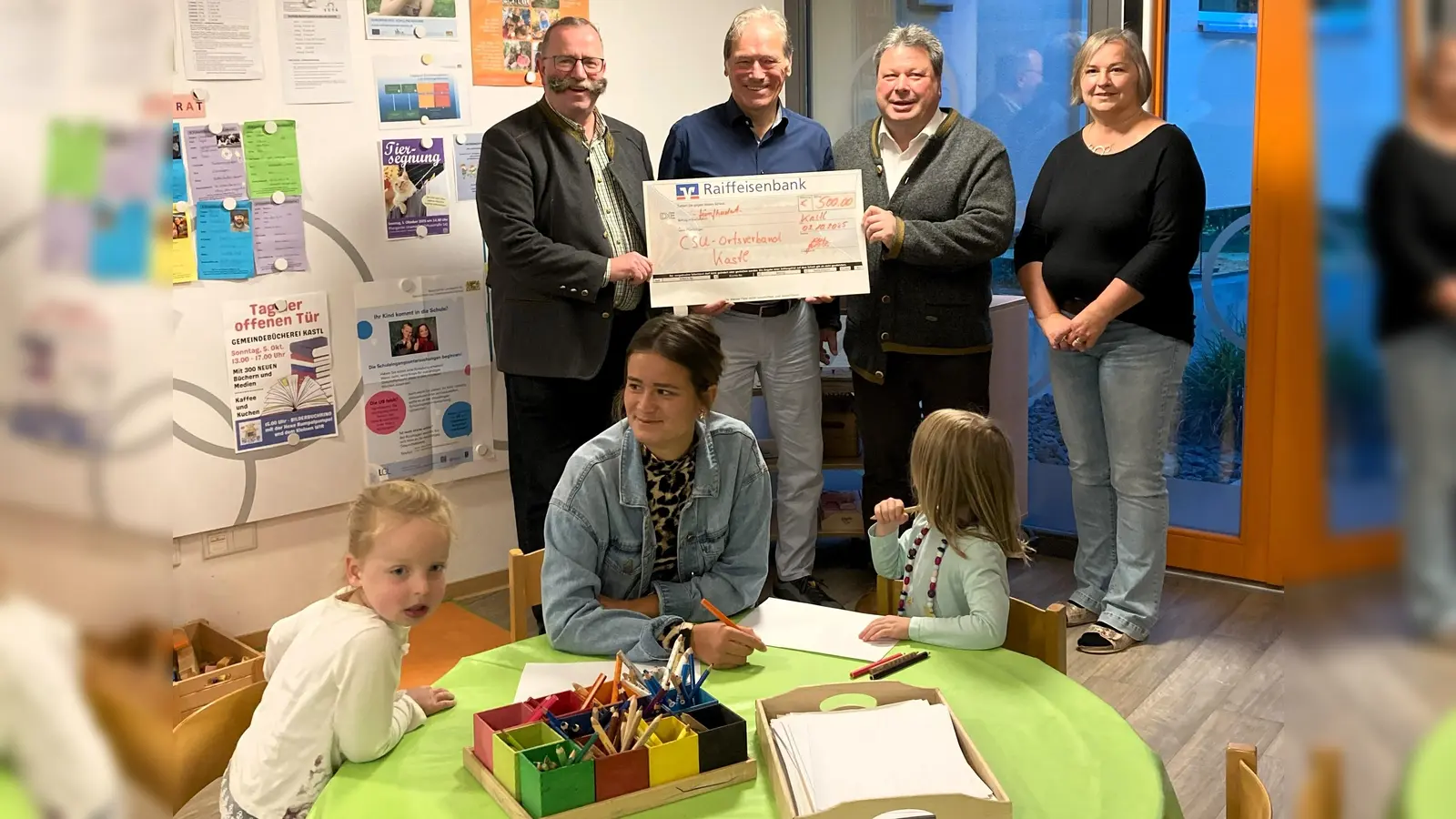 Spendenübergabe der CSU OV Kastl an den Förderverein des Katholischen Kindergartens Kastl (von links) Andreas Otterbein (CSU), Dr. Michael Anheuser (Kiga), Roland Bösl (CSU), Birgit Wiesend (Kiga) (Bild: Andreas Otterbein )