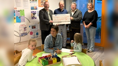 Spendenübergabe der CSU OV Kastl an den Förderverein des Katholischen Kindergartens Kastl (von links) Andreas Otterbein (CSU), Dr. Michael Anheuser (Kiga), Roland Bösl (CSU), Birgit Wiesend (Kiga) (Bild: Andreas Otterbein )
