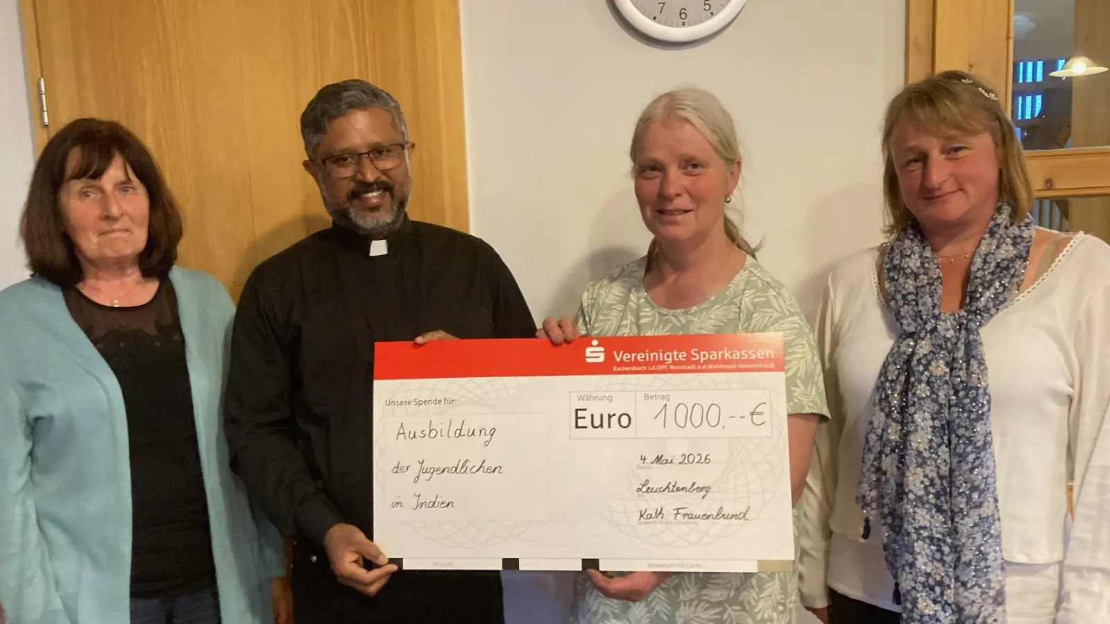 Pater Jo Jovilla Kurian nimmt dankend den Scheck von Vorsitzender Claudia Rupprecht mit Vizevorsitzender Daniela Ramirez Gonzalez (rechts) und Schriftführerin Maria Winter (links) an. (Bild: Sieglinde Schärtl)