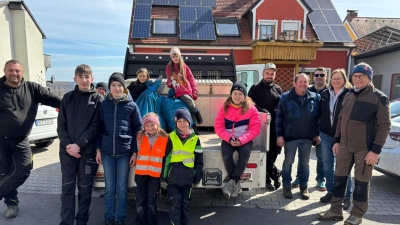 OWV-Vorsitzende Andrea Krapf (Zweite von rechts) mit ihren fleißigen Helfern, die dafür sorgten, das der Müll in der Natur gesammelt wurde. (Bild: Andrea Krapf)
