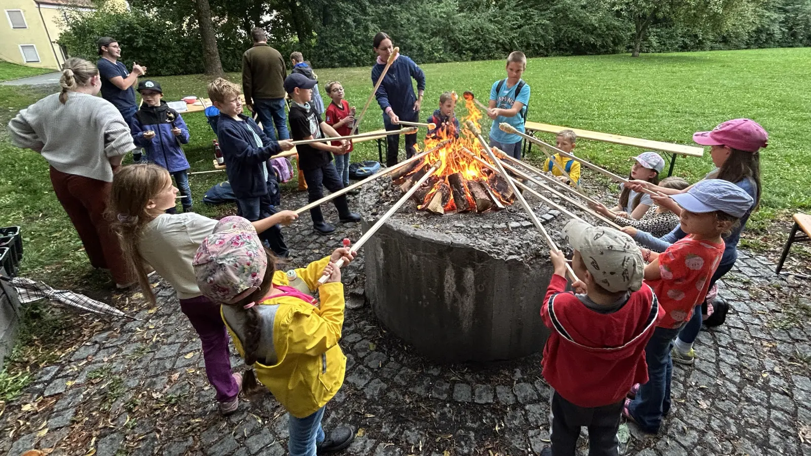 Stockbrot war das große Ziel der Abenteurer (Bild: Alexander Schmid)