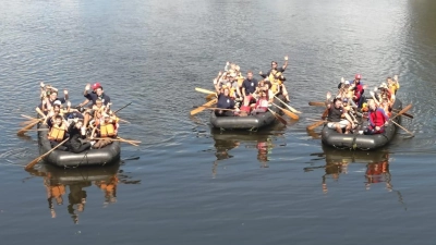 Mit drei Schlauchbooten der Bundeswehr fuhren die Kinder und Betreuer des Ferienprogramms auf der Naab von Nabburg nach Schwarzenfeld. (Bild: Florian Bauer)