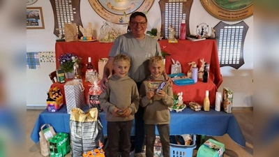 1. Schützenmeister Karl-Heinz Schöpf mit den Zwillingsbrüdern Paul und Jonas Haberberger (Bild: Karl-Heinz Schöpf)