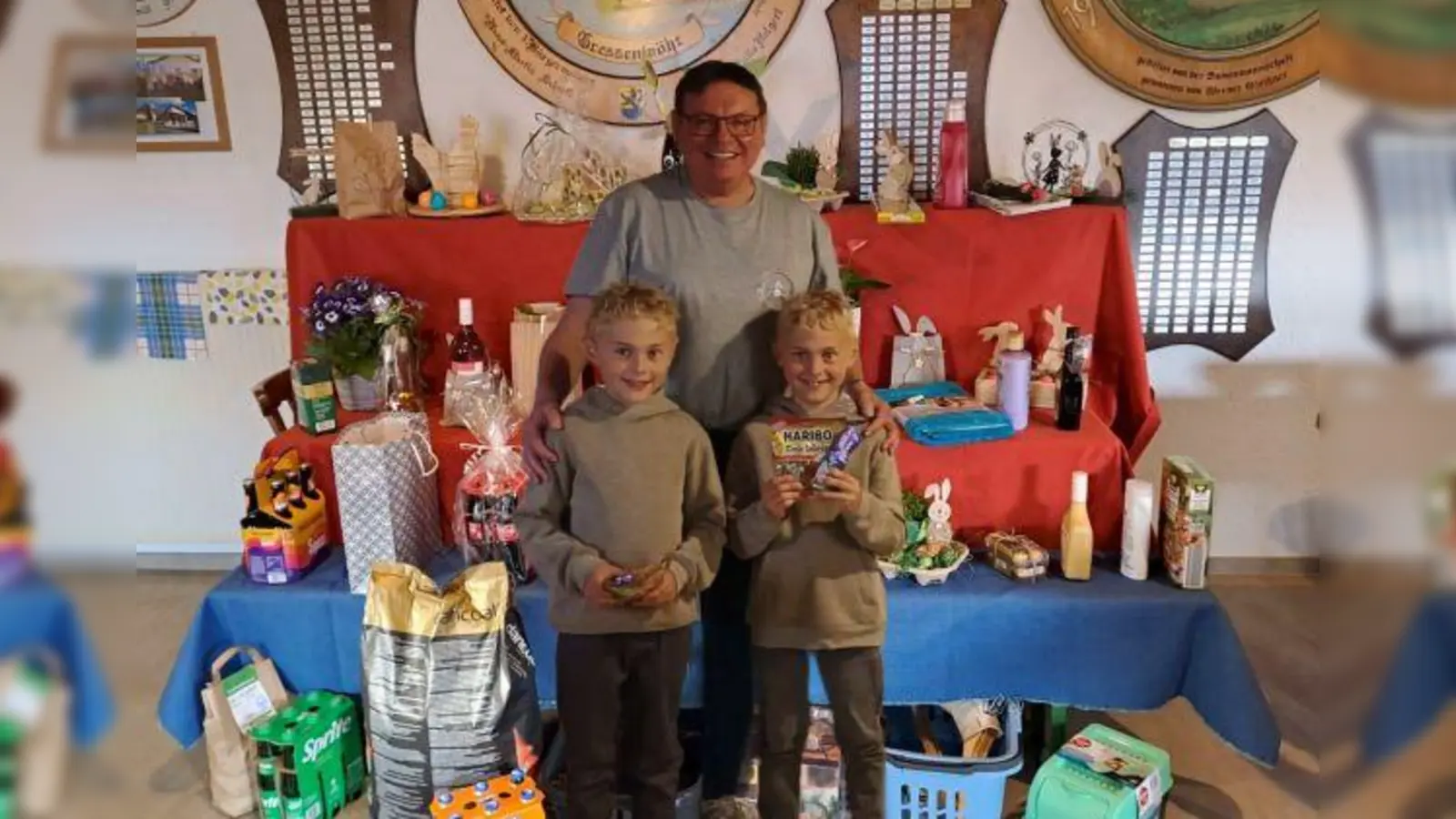 1. Schützenmeister Karl-Heinz Schöpf mit den Zwillingsbrüdern Paul und Jonas Haberberger (Bild: Karl-Heinz Schöpf)