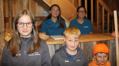 vorne von links: 2.Platz: Alisa Kopp. 1. Platz: Michael Hierl, 3.Platz: Tobias Kopp; dahinter die Juroren von links: Theresa Bär und Susanne Kopp. (Bild: Hans Sieß)