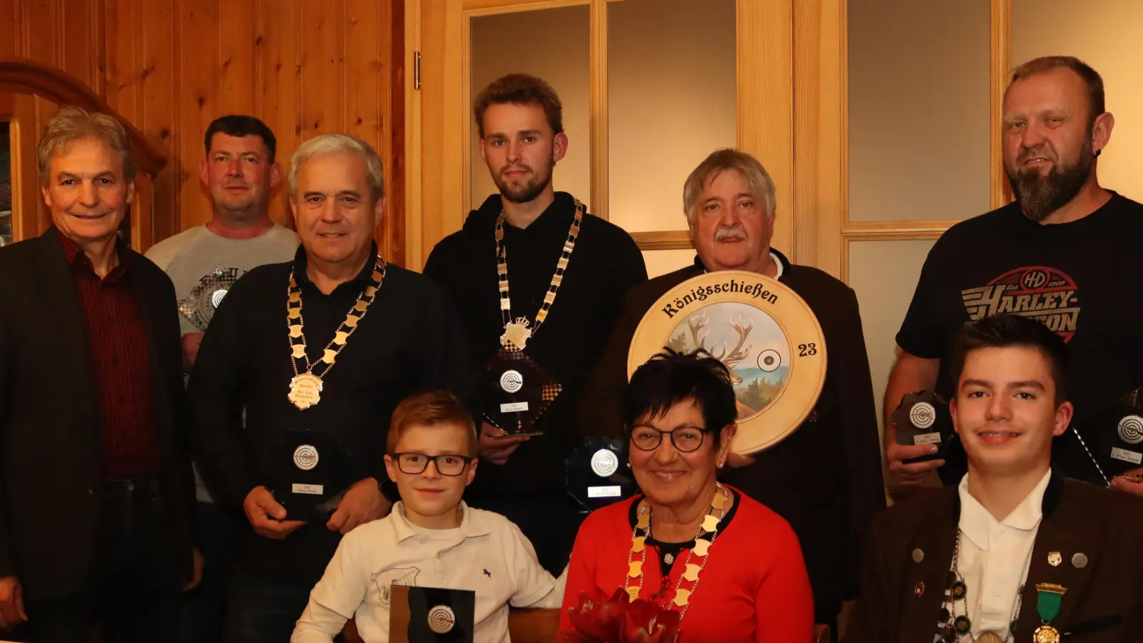 Zweiter Bürgermeister Josef Weinfurtner (links) und Vereinschef Josef Spies (mit Scheibe) gratulieren den neuen Würdenträgern der SG Gut Ziel: Pistolenkönig Rudi Beck (Dritter von links), Schützenkönig Kevin Schötz (Vierter von links), Liesl Annemarie Dürnhofer (Mitte, vorne) und Jugendkönig Nico Schwendtner (vorne rechts). (Bild: mrr)